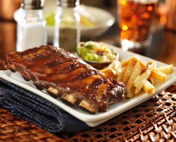 Рёбра BBQ с овощами гриль